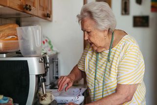 Moderní kávovar jsme vyhodili", zní častěji od rodin. Lidé se vrací k zapomenutému přístroji, ze kterého je káva skvělá